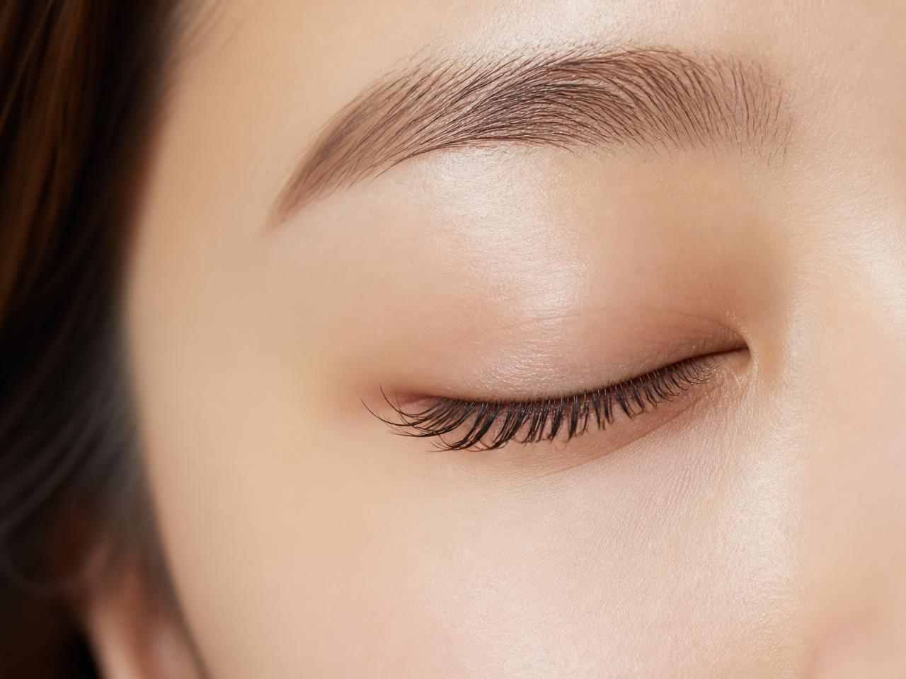 Resultado natural de lash lifting coreano em olho fechado
